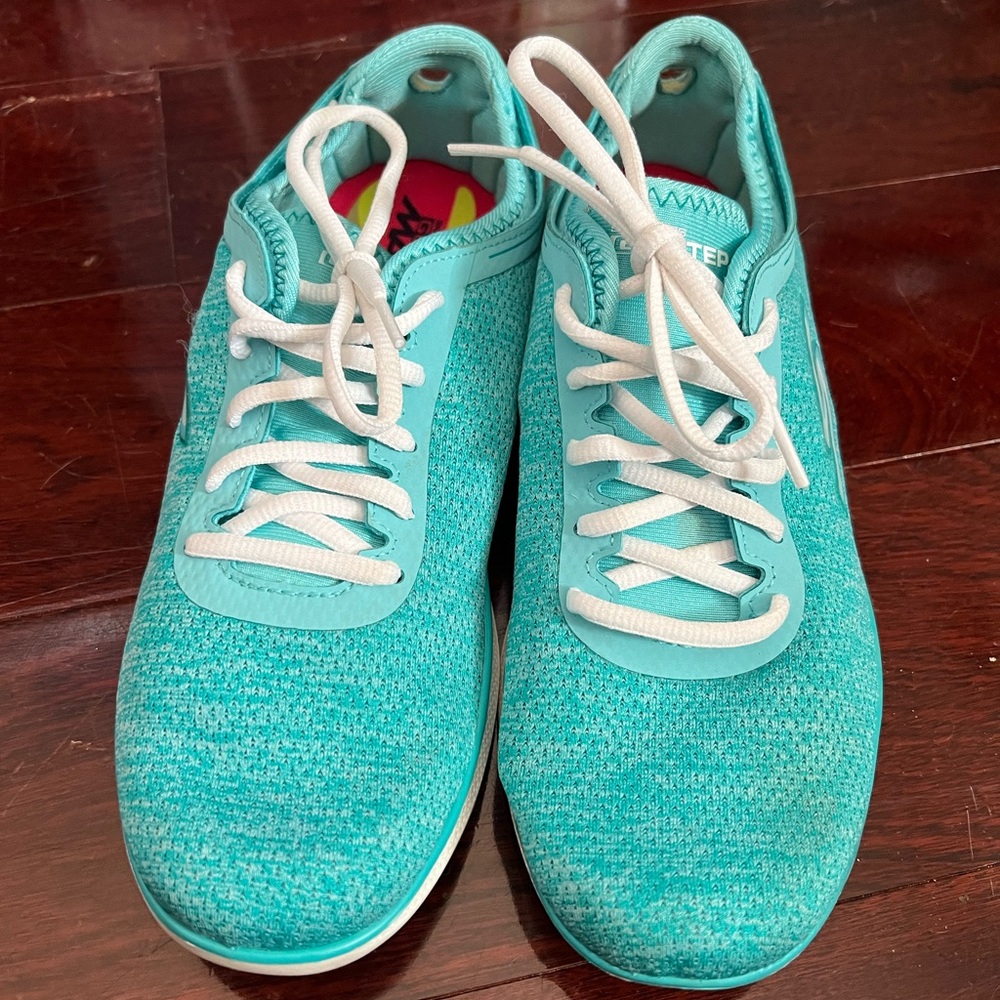 Size 8 Women’s Skechers Go-Walks